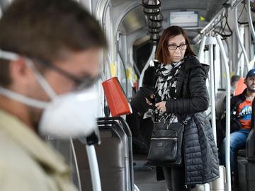 Het dragen van een mondmasker op het openbaar vervoer wordt verplicht om verdere verspreiding van het coronavirus tegen te gaan