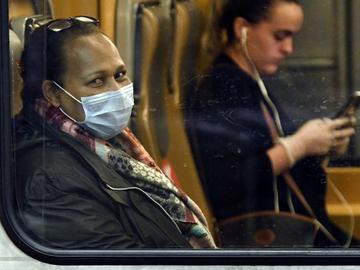 Het dragen van een mondmasker op het openbaar vervoer wordt verplicht om verdere verspreiding van het coronavirus tegen te gaan