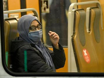 Het dragen van een mondmasker op het openbaar vervoer wordt verplicht om verdere verspreiding van het coronavirus tegen te gaan