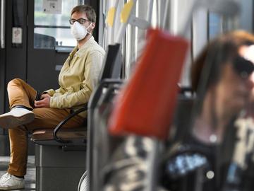 Het dragen van een mondmasker op het openbaar vervoer wordt verplicht om verdere verspreiding van het coronavirus tegen te gaan