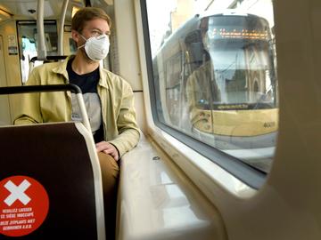 Het dragen van een mondmasker op het openbaar vervoer wordt verplicht om verdere verspreiding van het coronavirus tegen te gaan