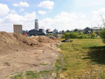 Skyline Brussel, gezien vanaf de site van Thurn & Taxis, met Conscience-gebouw, Up-toren, Leefmilieu Brussel en Gare Maritime