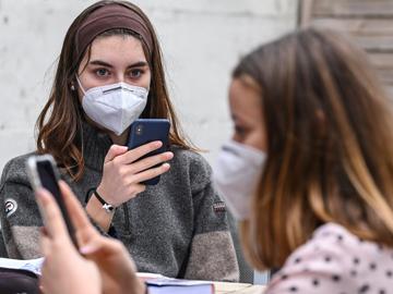 Een virustracker is een app op smartphone die waarschuwt voor mogelijk risico op besmetting van het coronavirus, dat de ziekte covid-19 veroorzaakt