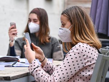 Een virustracker is een app op smartphone die waarschuwt voor mogelijk risico op besmetting van het coronavirus, dat de ziekte covid-19 veroorzaakt