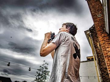 Niels Goulem volgt de vogeltrek boven Etterbeek