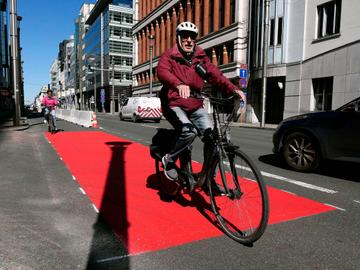Aanleg van een voorlopig fietspad in de Wetstraat om fietsers voldoende plaats te bieden voor social distancing