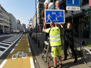 Vanaf 11 mei 2020 wordt de hele vijfhoek woonerf, een tijdelijke maatregel om social distancing mogelijk te maken Elke Van den Brandt, minister van mobiliteit, Brussels burgemeester Philippe Close Bart Dhondt