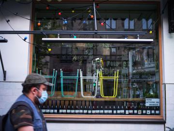 Een gesloten horecazaak in Brussel tijdens de lockdown van de coronacrisis