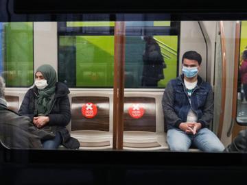 Een mondmasker is verplicht op het openbaar vervoer tijdens de coronacrisis
