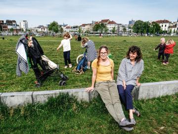 Vrienden in het park aan de Ninoofsepoort