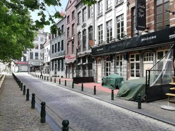 Jardin Van Gogh op het Sint-Katelijneplein is gesloten. Horecazaken zijn verplicht gesloten door de overheidsmaatregelen om het coronavirus in te dijken.