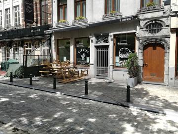 Kipkot op het Sint-Katelijneplein is gesloten. Horecazaken zijn verplicht gesloten door de overheidsmaatregelen om het coronavirus in te dijken.