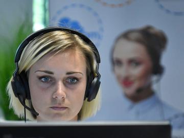 Een contacttracer helpt de besmettingen met het coronavirus in kaart te brengen in het callcenter in Diegem