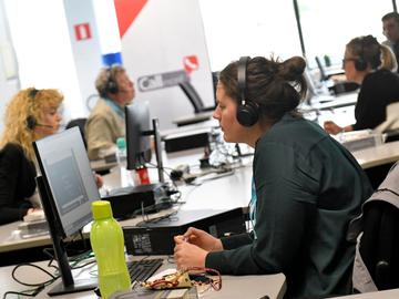 Contacttracers helpen de besmettingen met het coronavirus in kaart te brengen in het callcenter in Diegem