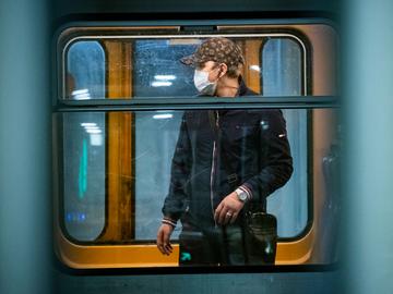 Een passagier met mondmasker in de Brusselse metro