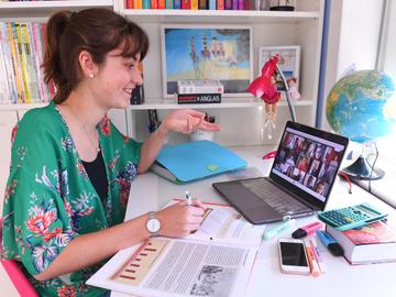 Studenten en leerlingen volgen online lessen met hun laptop tijdens de coronacrisis