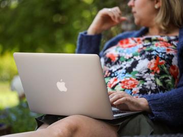 Telewerken op de laptop tijdens de lockdown van de coronacrisis