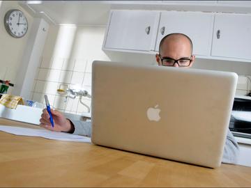 Telewerken op de laptop tijdens de lockdown van de coronacrisis