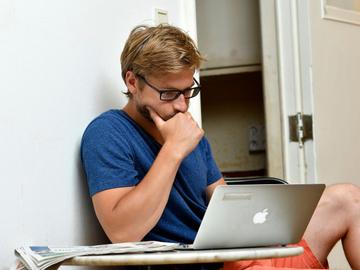 Telewerken op de laptop tijdens de lockdown van de coronacrisis