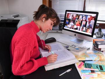 Studenten en leerlingen volgen online lessen met hun laptop tijdens de coronacrisis