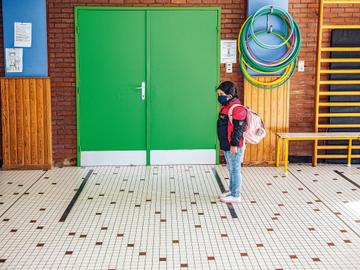 In basisschool De Mozaïek in Schaarbeek is in de gangen afgeplakt waar de kinderen moeten staan, ver genoeg uit elkaar