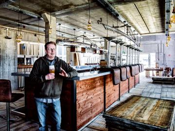 Yvan De Baets in de uitgestorven cafetaria van Brasserie de la Senne: "We verkopen vandaag maar 15 tot 20 procent van het volume van voor de coronacrisis."