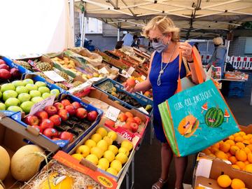 Door de versoepeling van de lockdown om het coronavirus in te dijken kunnen de voedingsmarkten terug open op 18 mei 2020