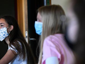 18 mei 2020: heropening van de scholen voor een beperkt aantal leerjaren. Social distancing is de regel, mondmaskers zijn niet verplicht, maar alomtegenwoordig