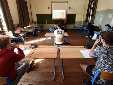 18 mei 2020: heropening van de scholen voor een beperkt aantal leerjaren. Social distancing is de regel, mondmaskers zijn niet verplicht, maar alomtegenwoordig