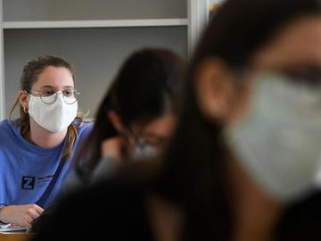 18 mei 2020: heropening van de scholen voor een beperkt aantal leerjaren. Social distancing is de regel, mondmaskers zijn niet verplicht, maar alomtegenwoordig