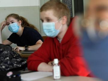 18 mei 2020: heropening van de scholen voor een beperkt aantal leerjaren. Social distancing is de regel, mondmaskers zijn niet verplicht, maar alomtegenwoordig