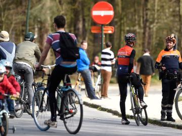 Fietsers en wandelaars in het Ter Kamerenbos tijdens de lockdown van de coronacrisis