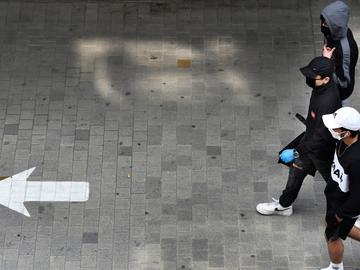 Social distancing met mondmasker en aanduidingen voor looplijnen in de Nieuwstraat