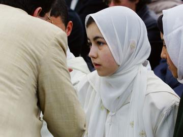 Begrafenis van Ahmed Isnasi en Habiba El Hajji, vermoord door hun racistische buurman in 2002: hun dochter Kenza