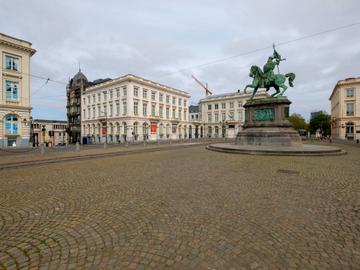 Het Koningsplein met het standbeeld van Godfried Van Bouillon