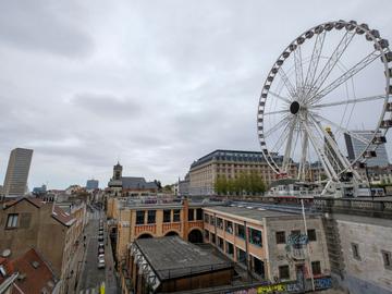 The Giant Wheel, het reuzenrad op het Poelaertplein, toeristische attractie met zicht op Brussel
