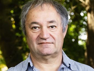Rudi Janssens (VUB), professor meertaligheid en senior researcher aan het Brussels Informatie-, Documentatie- en Onderzoekscentrum (BRIO)