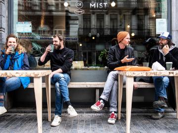Koffierbar Ana Attento in de Ortsstraat: Liselotte en Jan drinken glunderend een koffie
