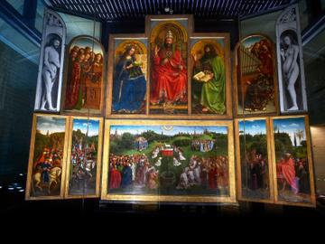 De triptiek van het Lam Gods van de gebroeders Van Eyck in de Sint-Baafskathedraal van Gent, met linksonder de kopie van het sinds 1934 verdwenen paneel met de 'rechtvaardige rechters'