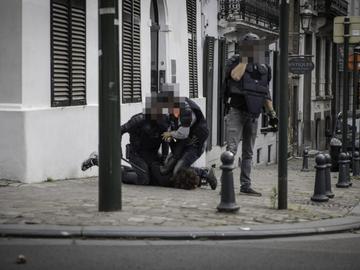 Een agent houdt een demonstrant van de Black Livies Matter-manifestatie van 7 juni 2020 in bedwang met zijn knie