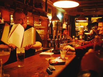 De legendarische barman Atlantis van Ardoewaan in 2005 achter de toog van Café Dada