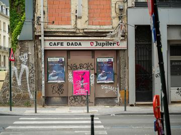Het pand waarin café Dada huisde aan de Wolvengracht werd onteigend om het Vlaams-Nederlands Huis deBuren aan een achterhuis te helpen dat er helemaal nooit is gekomen (foto uit 2005)