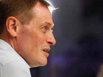 Karel Van Eetvelt, CEO van voetbalclub RSC Anderlecht, op een perconferentie in het trainingscentrum van Neerpede