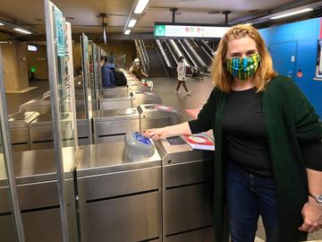Contactloos betalen op tram-, bus- en metronet van de MIVB met Brussels minister van mobiliteit Elke Van den Brandt (Groen.)