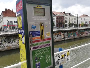 Een defecte parkeermeter aan de Henegouwenkaai in Sint-Jans-Molenbeek