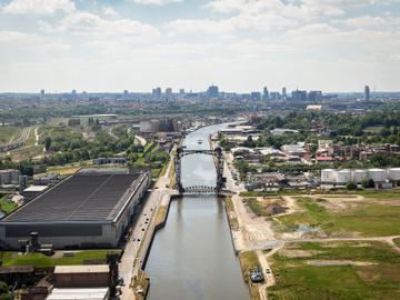 De Budabrug over het zeekanaal