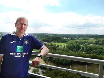 David Cuvelier op zijn balkon, voor het oefenveld van RSC Anderlecht in Neerpede