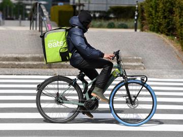 Een fietskoerier van Uber Eats, op een Swapfiets