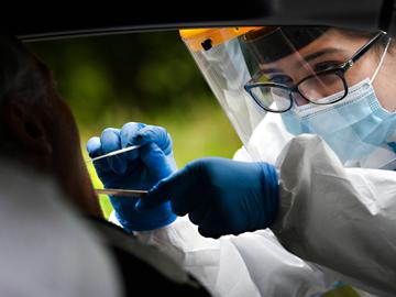 Een covid-19-test in het Erasmusziekenhuis in Anderlecht