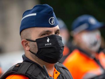 Een politieagent in Brussel, met mondmasker